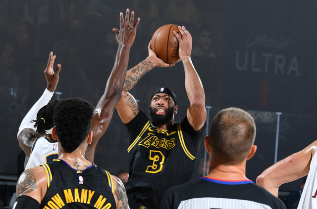 詹姆斯谈对阵独行侠：感受当然不一样，对面都是老队友和教练（詹姆斯谈迎战独行侠：心境不同，对面尽是昔日队友与教练）