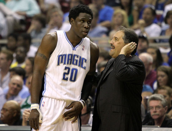 囧叔向裁判施压后染红，罗基：容忍这种行为问题会越来越严重（施压裁判后被红牌罚下，罗基警示：纵容此举只会让问题加剧）