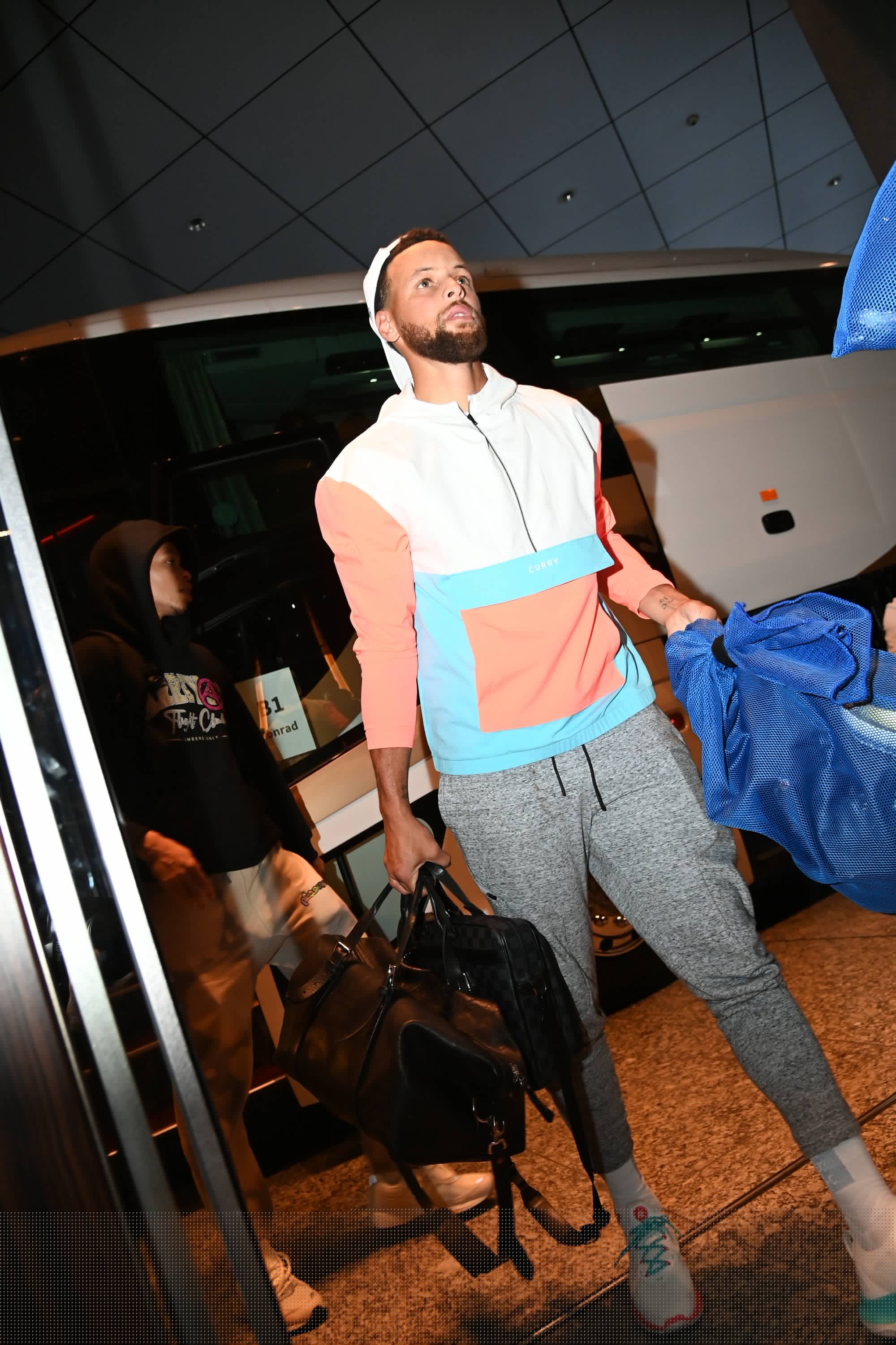 乔丹·约翰逊半场爆发，高效得分助力球队（乔丹·约翰逊半场发威，高效得分带动球队）