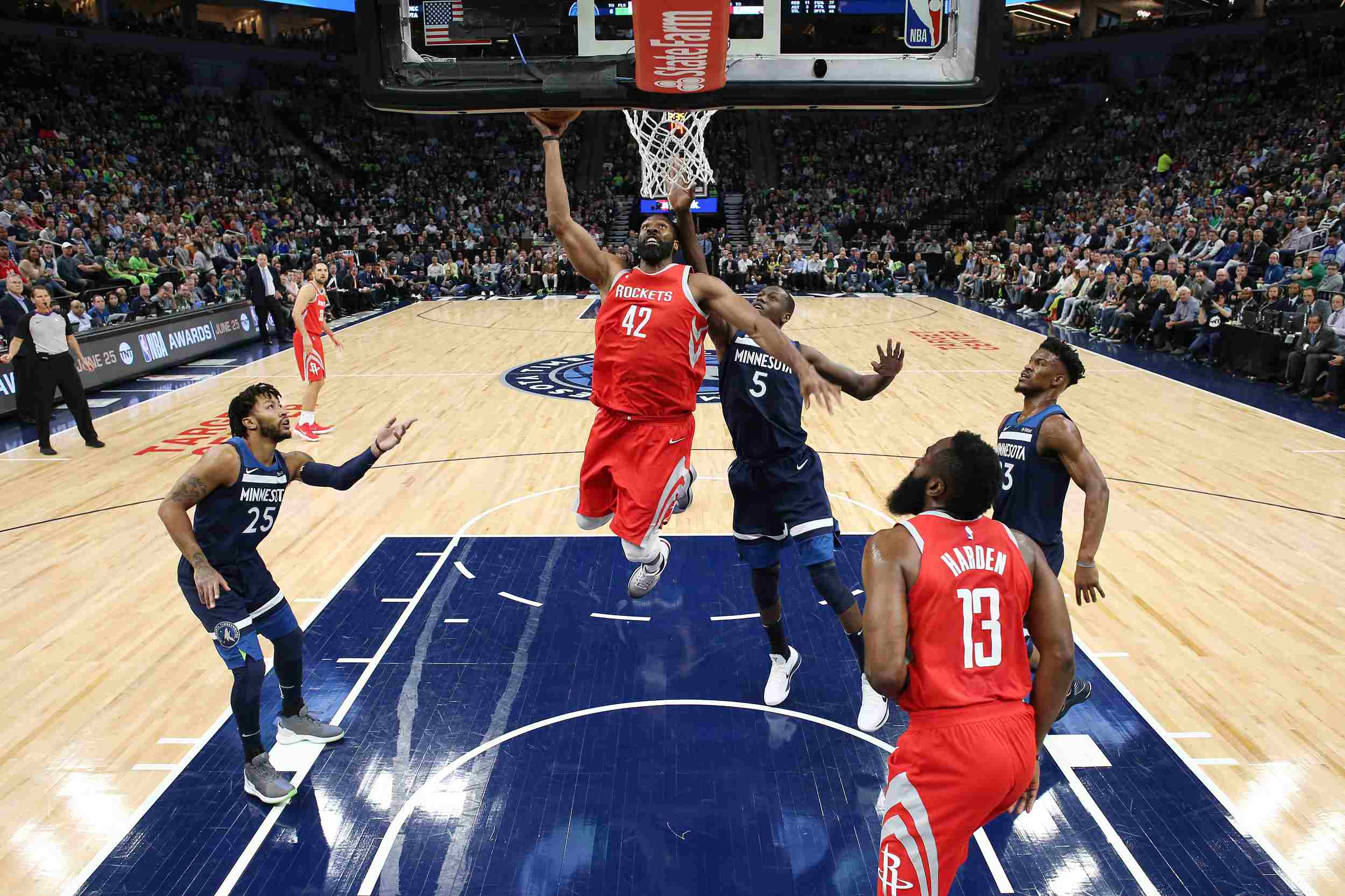 战火中创奇迹！巴勒斯坦力压两大洲冠军头名出线，国足安逸何日醒（战乱中逆袭成奇迹！巴勒斯坦压过两洲冠军夺小组头名，国足安逸几时醒）