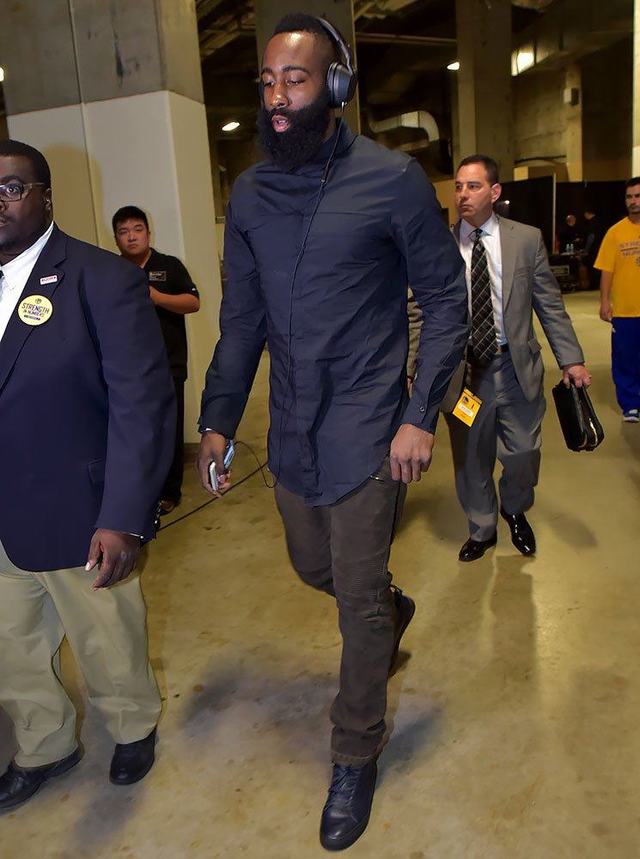 利物浦萨拉赫末段进球险胜曼联（萨拉赫终场前破门，利物浦险胜曼联）