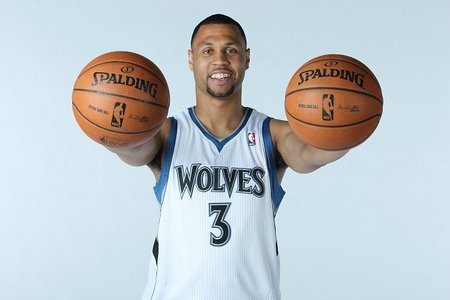 今晚具备出战资格！新疆注册威尔·理查德森、深圳注册卡巴（今夜可出战：新疆完成威尔·理查德森注册，深圳完成卡巴注册）